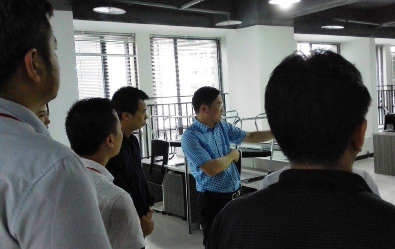 賴區(qū)長鼓勵重慶尊龍凱時網絡公司要多進行創(chuàng)新，并就尊龍凱時未來發(fā)展方向做出重要指示。