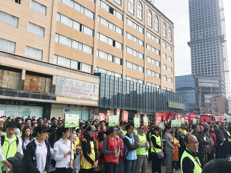 2017年3月5日，是我國第54個學(xué)雷鋒紀(jì)念日。3月份的春天萬物復(fù)蘇，百花齊放。陽光透過淡薄的云層照耀著大地，它的萬道金光愉快地普照著萬物。春風(fēng)拂面,是那么清柔,那么親切,就像是雷鋒的精神一直溫暖著、鼓舞著我們!